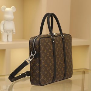 Alternative view of M52005 Vintage Full-metal hardware The rugged Damier Graphite canvas lends this Porte-Documents Voyage small briefcase a distinctive character. Smooth leather trim and a spacious interior create the perfect blend of luxury and practicality. Dimensions: 35.0 x 27.0 x 6.0 cm